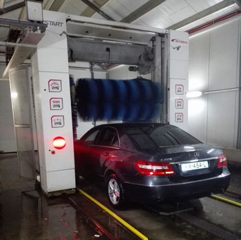 Uw auto komt blinkend uit de wasstraat van Carwash Deltahoek in Breskens