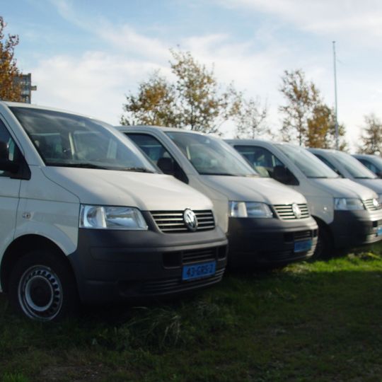 Ook voor het huren van een auto schakelt u Taxi de Zwart in; Een schone auto? Kom langs bij Carwash Deltahoek van Taxi de Zwart